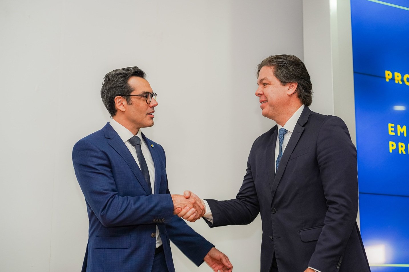 Ministro das Comunicações, Frederico de Siqueira Filho cumprimenta o novo CEO dos Correios durante cerimônia de posse. 26/09/2026