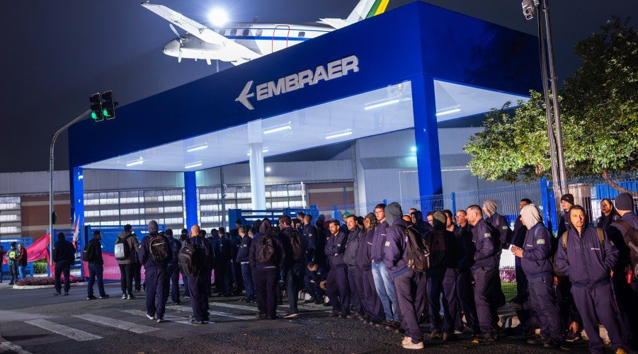 Trabalhadores da Embraer entram em greve por tempo indeterminado no interior de SP