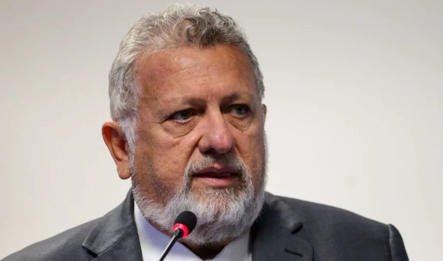 Presidente da Caixa não entra no desembarque do PP e União