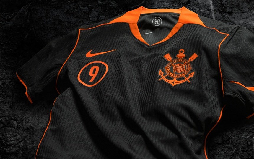 A nova camisa é inteiramente preta, com a logomarca da Nike e o escudo do Corinthians em laranja