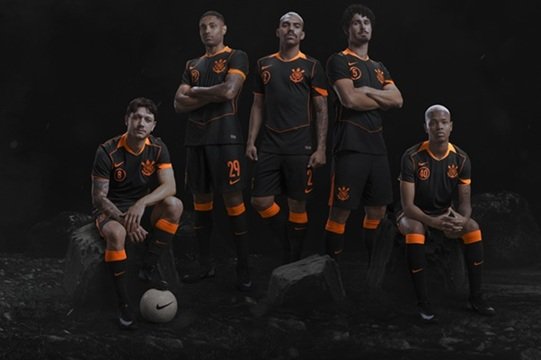 ike e o Corinthians lançam a nova camisa 3 da temporada