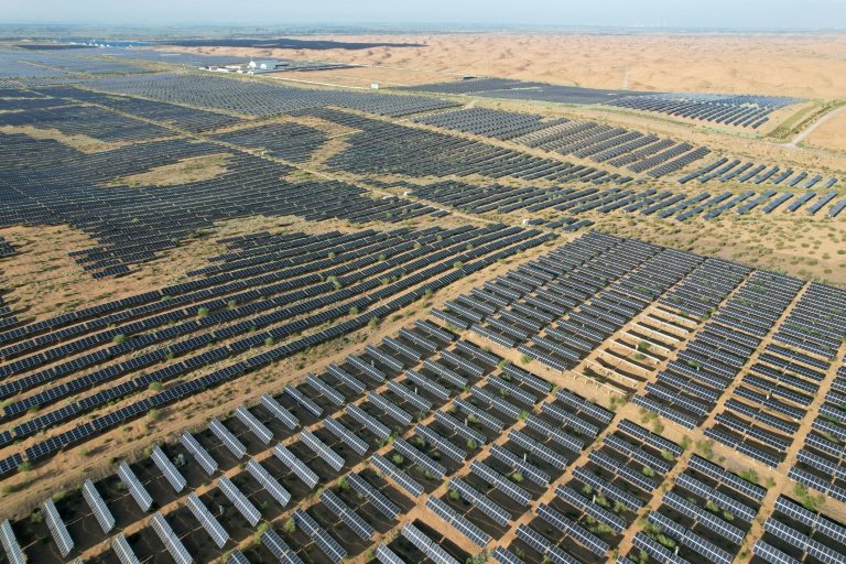 China cobre seus desertos com painéis solares para alimentar sua economia