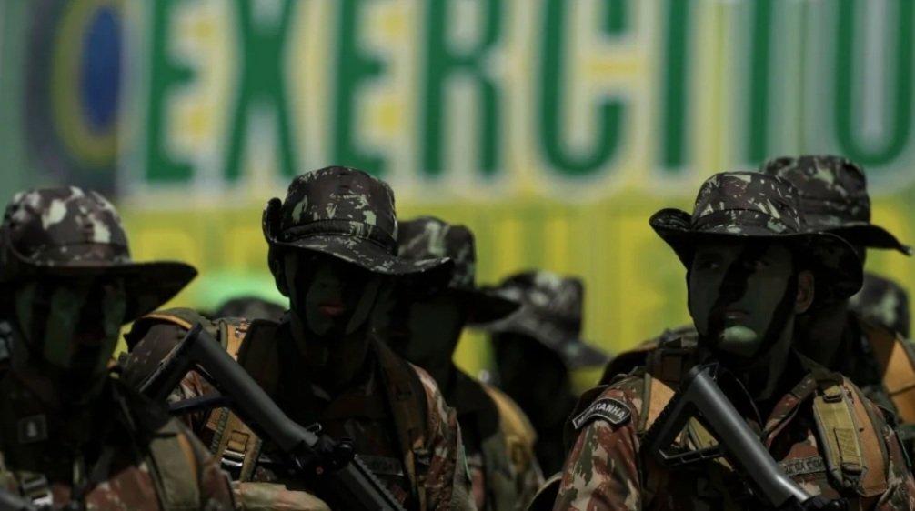 Reforma administrativa avança, mas deve poupar militares e supersalários
