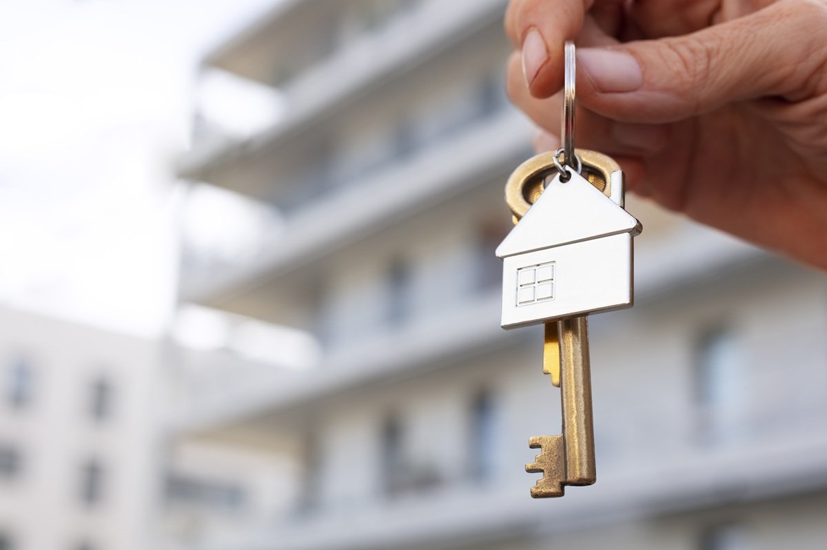 Fotografia de uma chave com chaveiro de casa para ilustrar matérias sobre mercado imobiliário, imóveis, casas e apartamentos