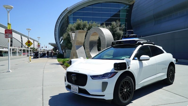 Lyft faz parceria com Waymo para lançar robotáxis nos EUA em 2026