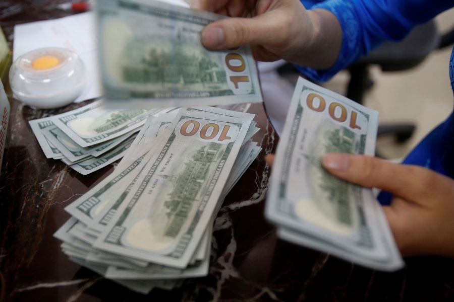 Dólar cai a R$ 5,40 com foco no exterior; Ibovespa sobe com Petrobras e BB