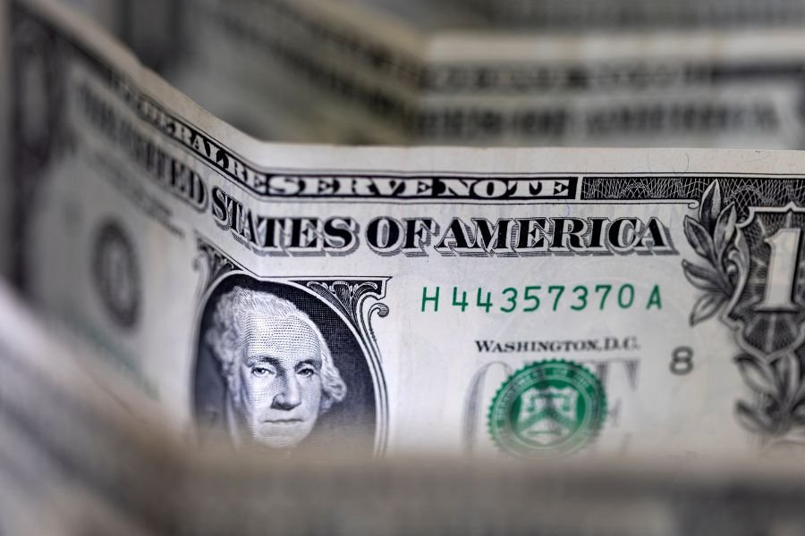 Dólar sobe a R$ 5,47 e Ibovespa fecha em queda de olho no exterior, STF e PIB