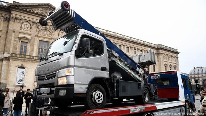 Empresa alemã usa roubo no Louvre para promover elevador de carga usado por ladrões