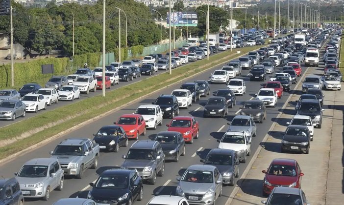 Censo: carro é o principal meio de transporte para o trabalho; 18% vão a pé