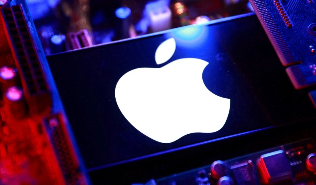 Um logotipo da Apple e uma placa-mãe de computador aparecem nesta ilustração tirada em 25 de agosto de 2025