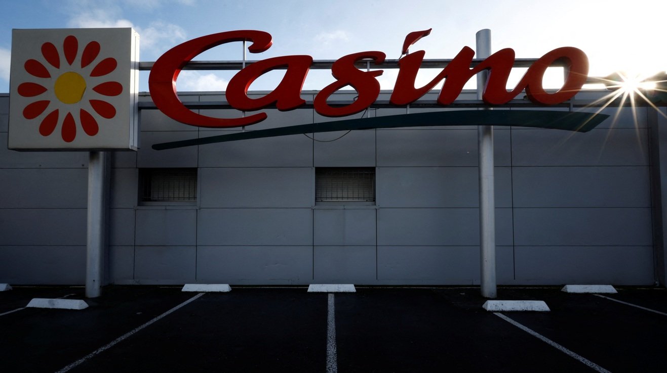 O logotipo do varejista francês Casino é fotografado do lado de fora de um supermercado Casino em Sainte-Hermine, França, em 4 de dezembro de 2023