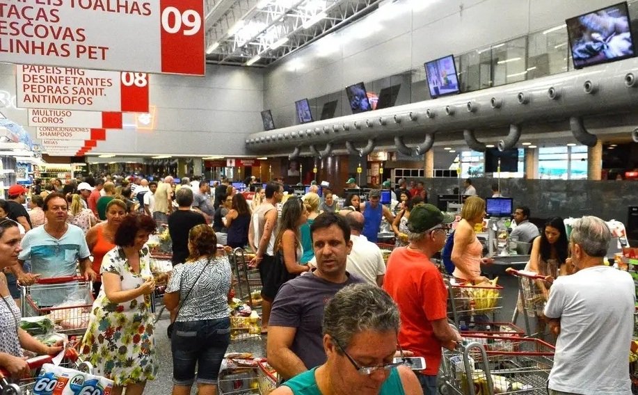 Confiança do consumidor brasileiro sobe pelo 2º mês seguido, diz FGV