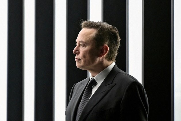 Plano da Tesla de pagar US$ 1 tri a Musk enfrenta resistência de investidores e autoridades