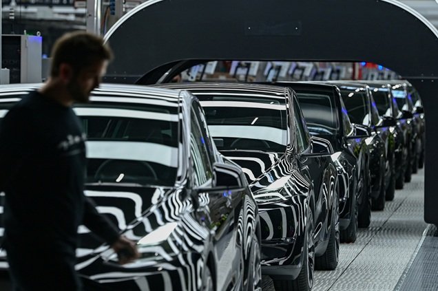 Tesla lança versão mais barata visando competição com carros da China; veja preço