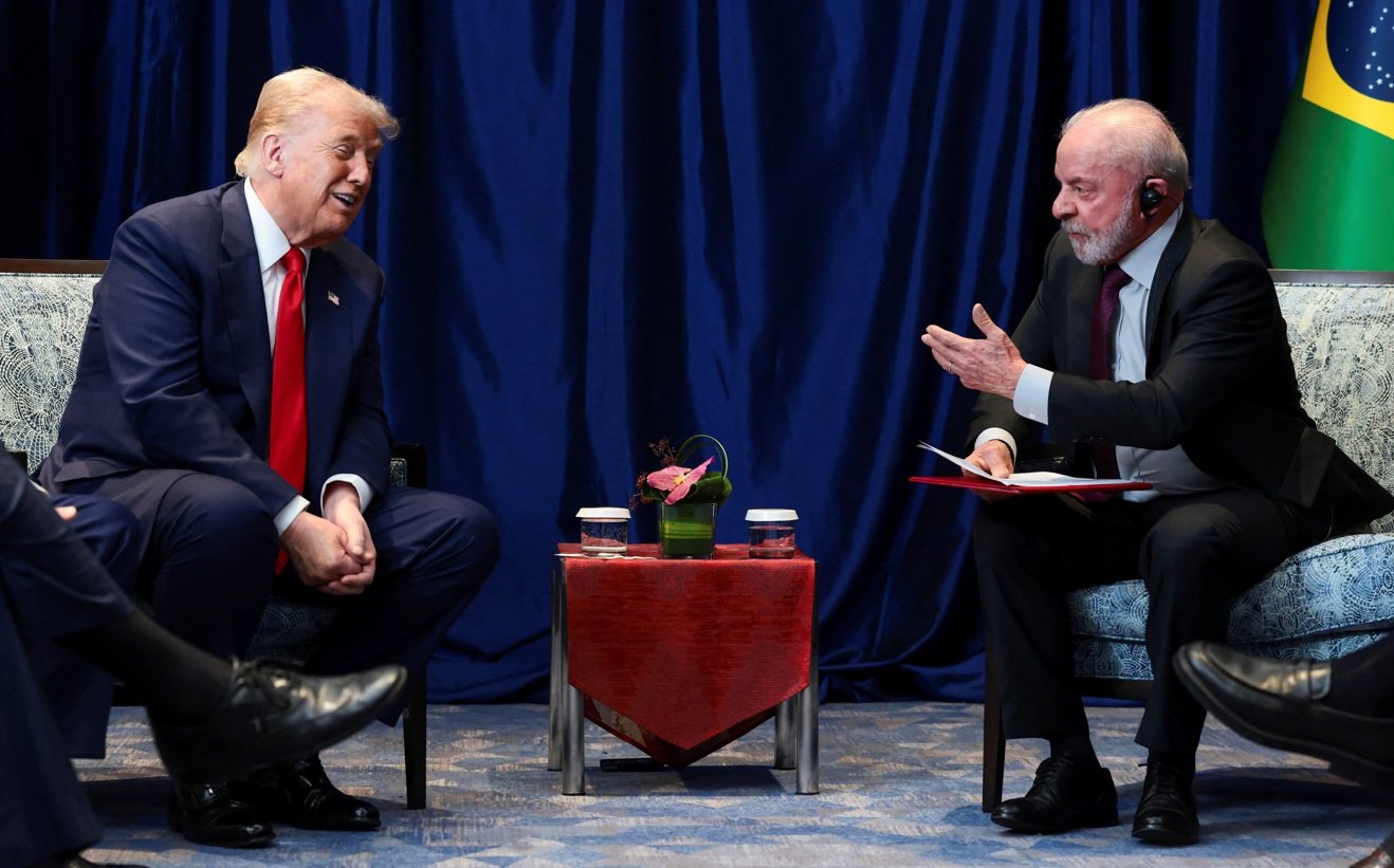 O presidente dos EUA, Donald Trump, e o presidente brasileiro, Luiz Inácio Lula da Silva, conversam durante o encontro à margem da 47ª cúpula da Associação das Nações do Sudeste Asiático (ASEAN), em Kuala Lumpur, Malásia, em 26 de outubro de 2025