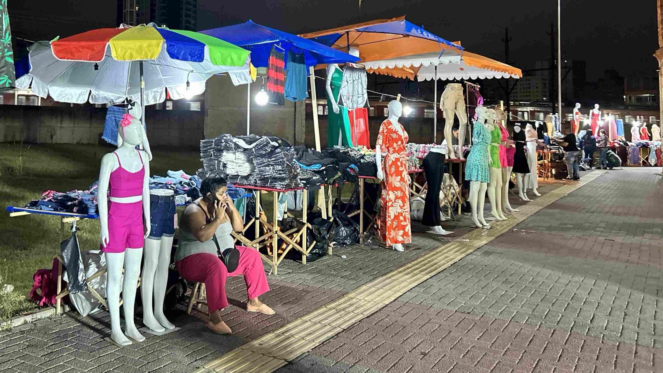 Vendedores ambulantes em shopping