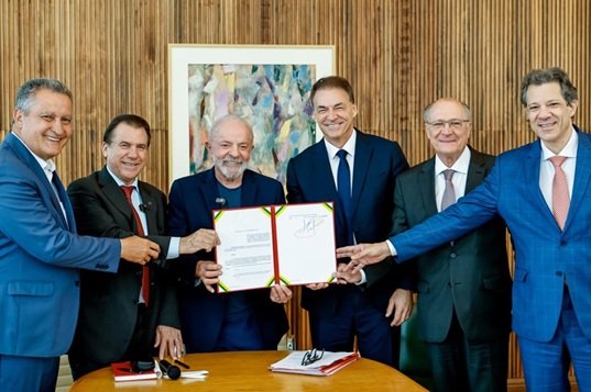 Presidente Lula assina decreto que muda as regras do vale-refeição e vale-alimentação