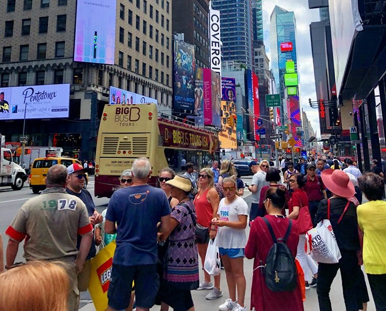 Compras no exterior: veja como se planejar e o que considerar na hora de gastar fora do Brasil