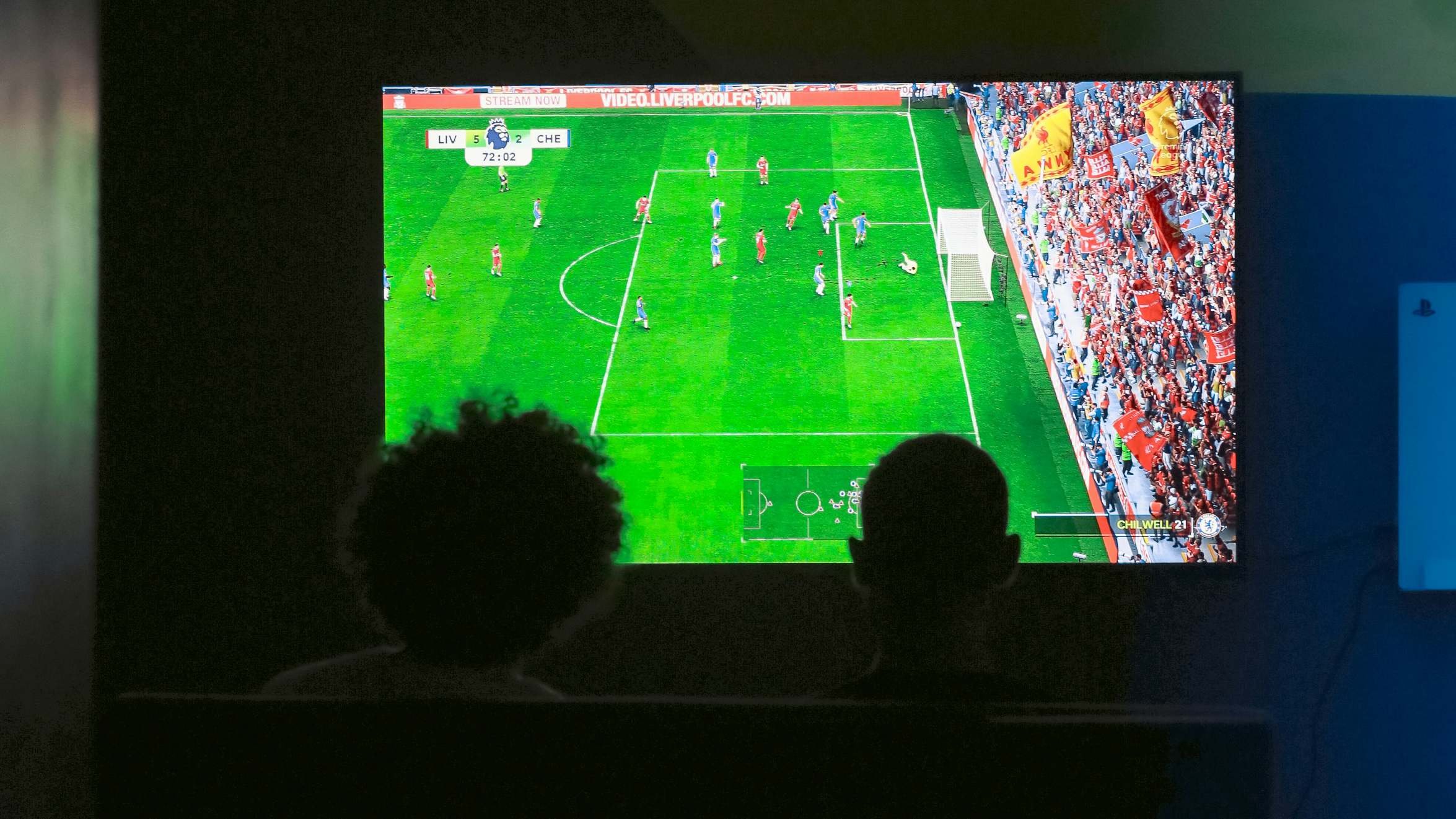 Torcedores assistem a partida de futebol na TV