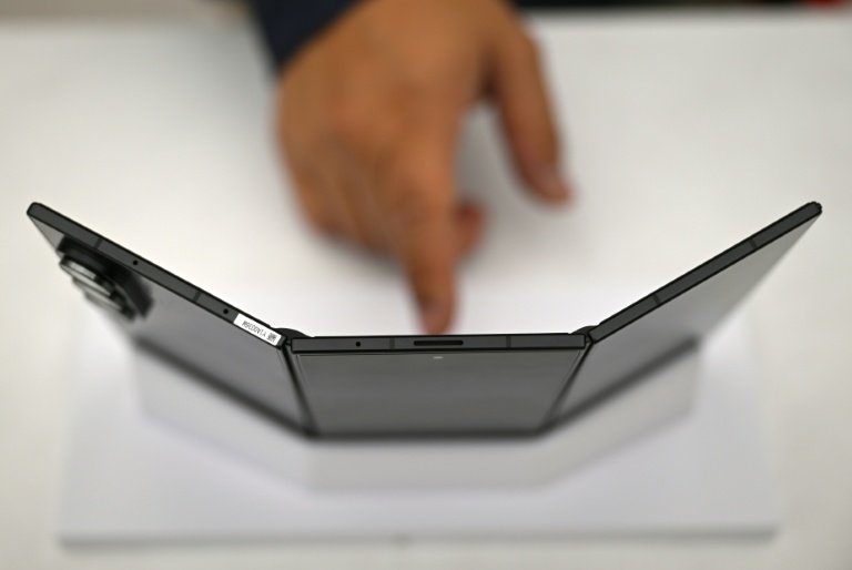 Samsung lança primeiro smartphone dobrável triplo; veja preço