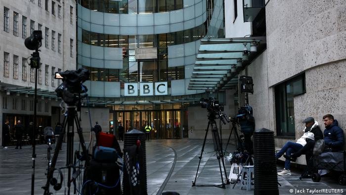 Trump processa BBC em US$ 10 bilhões por difamação; entenda