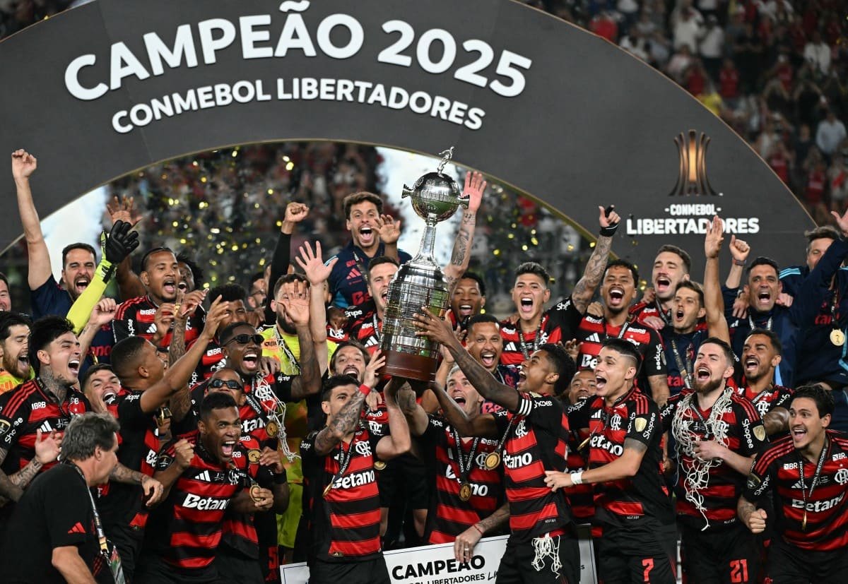 Flamengo se torna primeiro clube brasileiro a faturar R$ 2 bilhões; veja quanto rende em investimentos