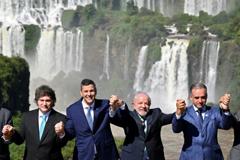 Os presidentes da Argentina, Javier Milei, do Paraguai, Santiago Peña, do Brasil, Luiz Inácio Lula da Silva, e do Uruguai, Yamandú Orsi, em Foz do Iguaçu, Paraná, Brasil, em 20 de dezembro de 2025
