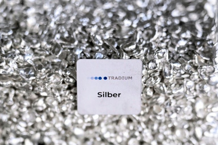 Cotação da prata supera US$ 75 pela primeira vez na história