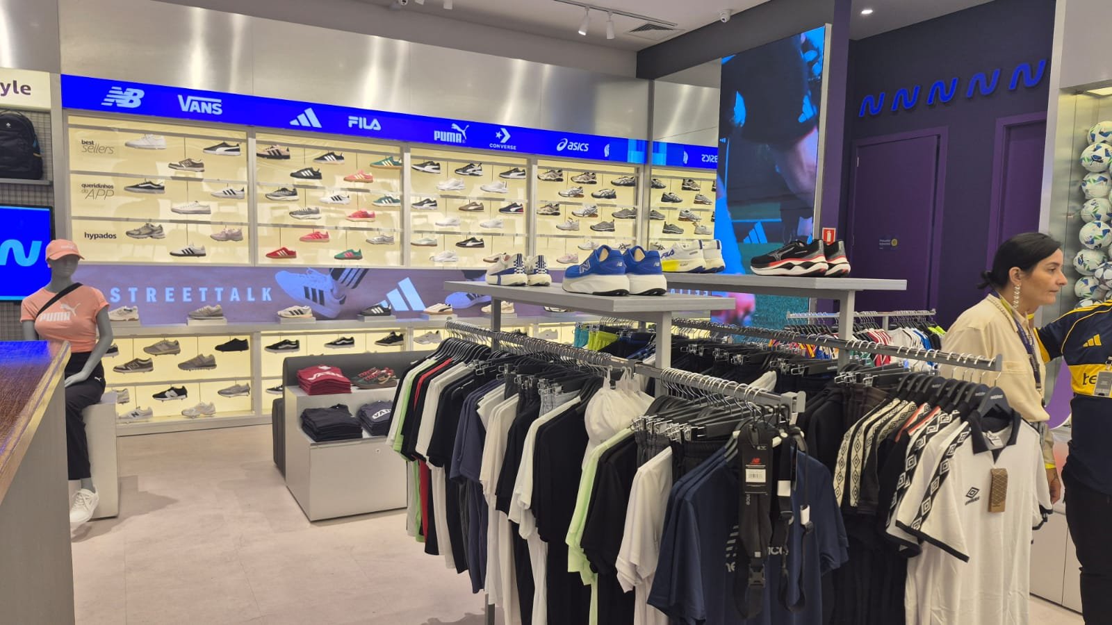 Mostruário da Netshoes na Galeria Magalu