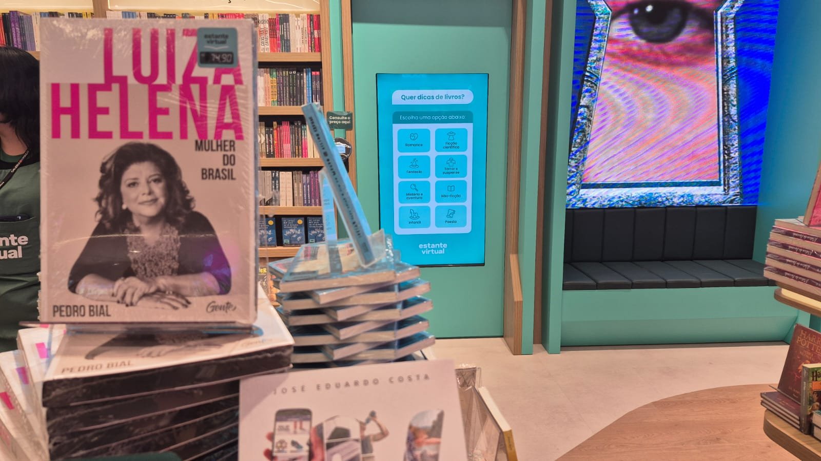 Totem para escolha de livros na Estante Virtual