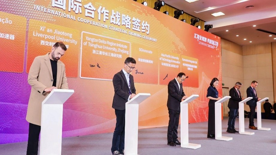 Leandro Piazza, CEO da 49 Educação, formaliza acordo de cooperação com o Yangtze Delta Region Institute of Tsinghua University