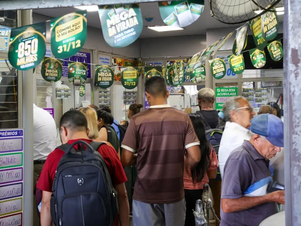 Mega da Virada: lotéricas têm forte movimento no último dia para apostas; prêmio é de R$ 1 bilhão