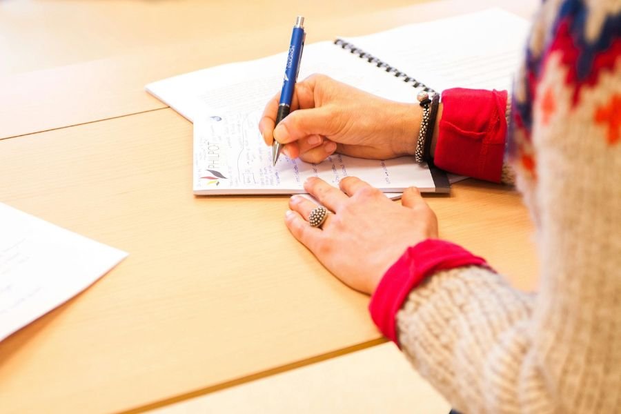 Geração Z prefere aula presencial e emprego com carteira assinada, mostra pesquisa