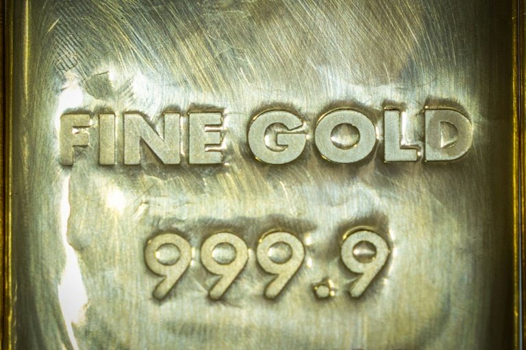 Preço do ouro se aproxima de 5.600 dólares após ameaças de Trump contra o Irã