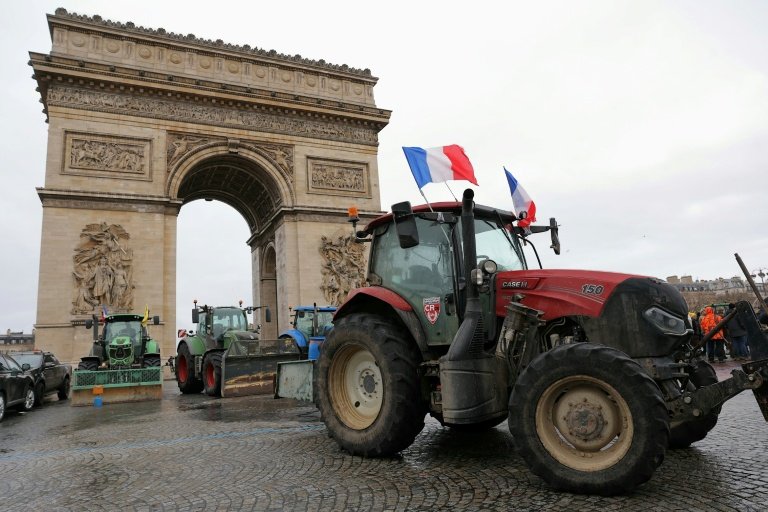 Agricultores bloqueiam ruas de Paris com tratores em protesto contra acordo UE-Mercosul