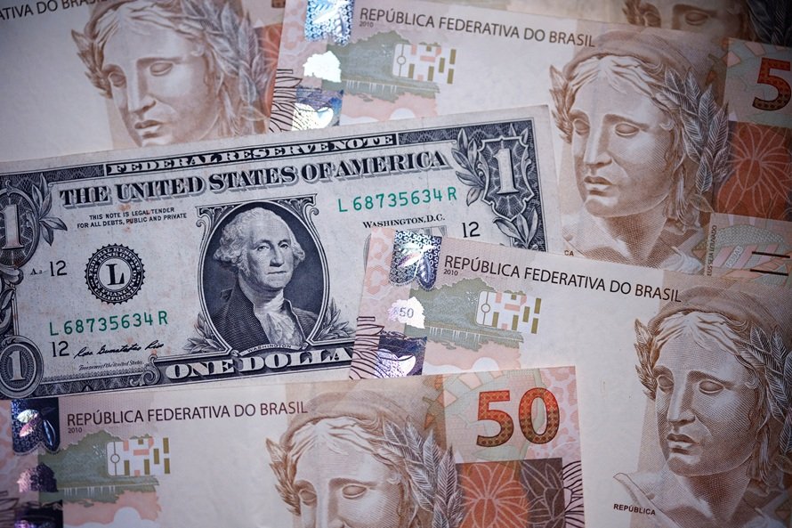 Ibovespa supera 169 mil pontos e bate recorte com suporte de estrangeiro; dólar cai para R$ 5,33