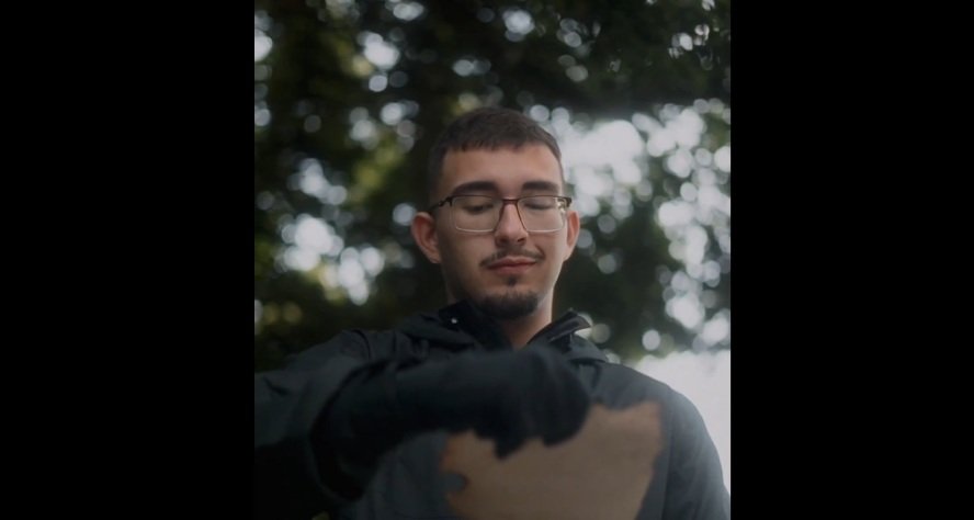 Roberto Farias, o jovem que se perdeu na trilha do Pico Paraná, em publicidade da HBO