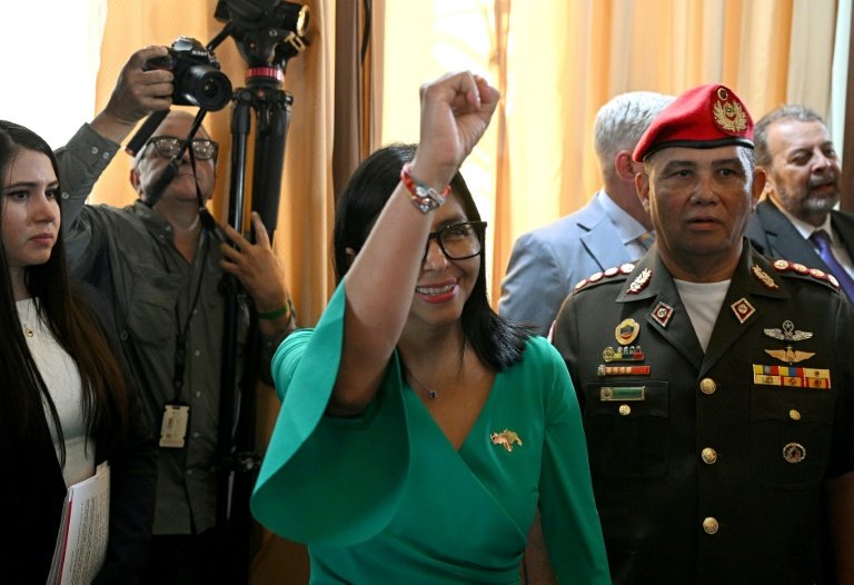 A presidente interina da Venezuela, Delcy Rodríguez, acena após sessão da Assembleia Nacional em Caracas, em 5 de janeiro de 2026 - AFP