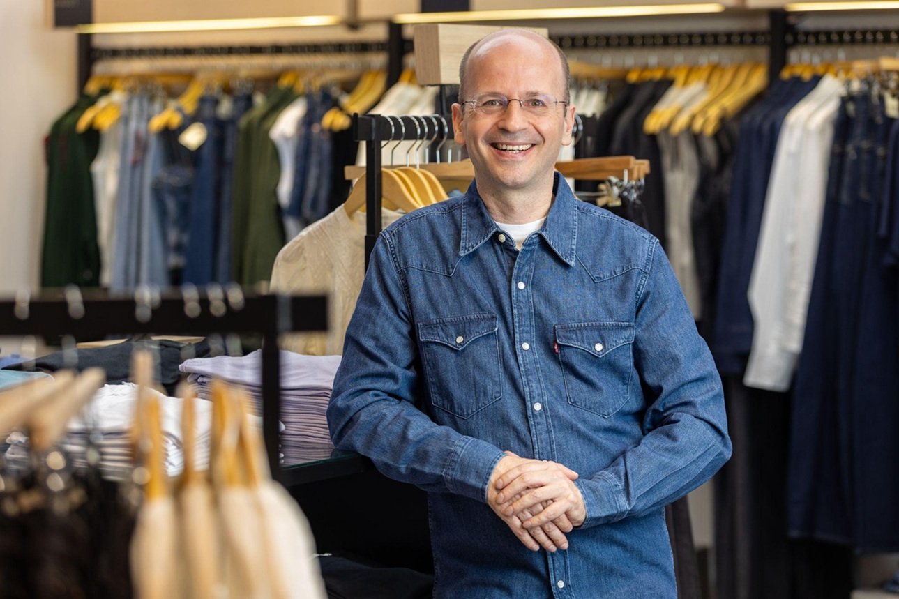 Karsten Koehler possui mais de 25 anos de experiência em posições de liderança nos setores de moda, incluindo passagens pela Nike e o Grupo SBF/Fisia; Levi's