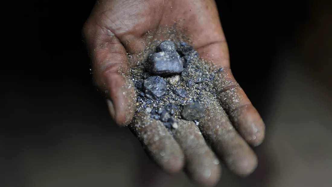 Minério coltan extraído de mina venezuelana