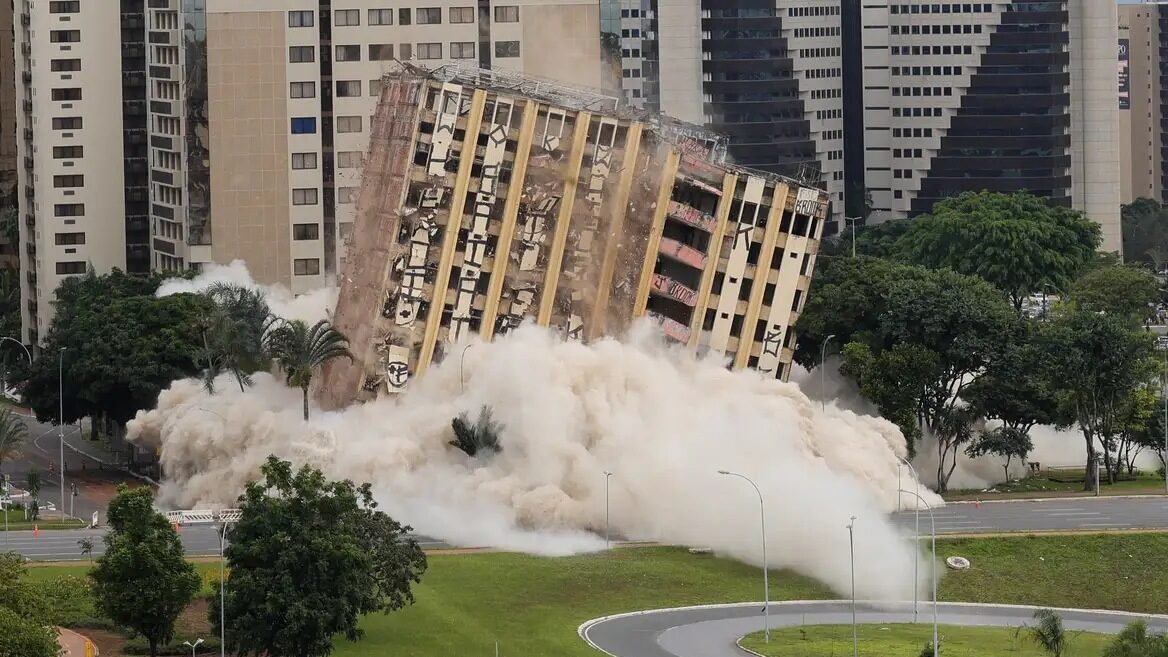 Tradicional hotel de luxo é implodido no centro de Brasília