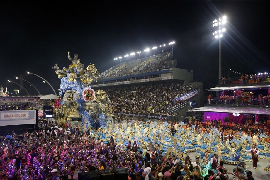 Sambódromo do Anhembi, desfile das Campeãs do carnaval de São Paulo. Escola de Samba Rosas de Ouro. Na lateral, vemos os camarotes