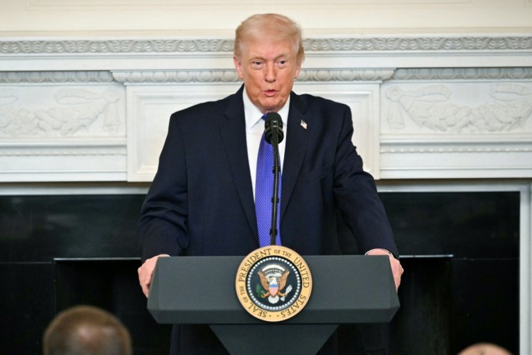 O presidente dos EUA, Donald Trump, fala durante um café da manhã de trabalho com governadores na Casa Branca, em 20 de fevereiro de 2026, em Washington