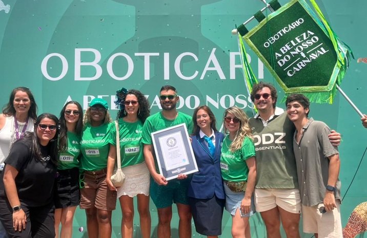 Ao todo, 320 voluntários cadastrados para participar do evento participaram do recorde, que consistia em dar três borrifadas de perfume na pessoa ao lado