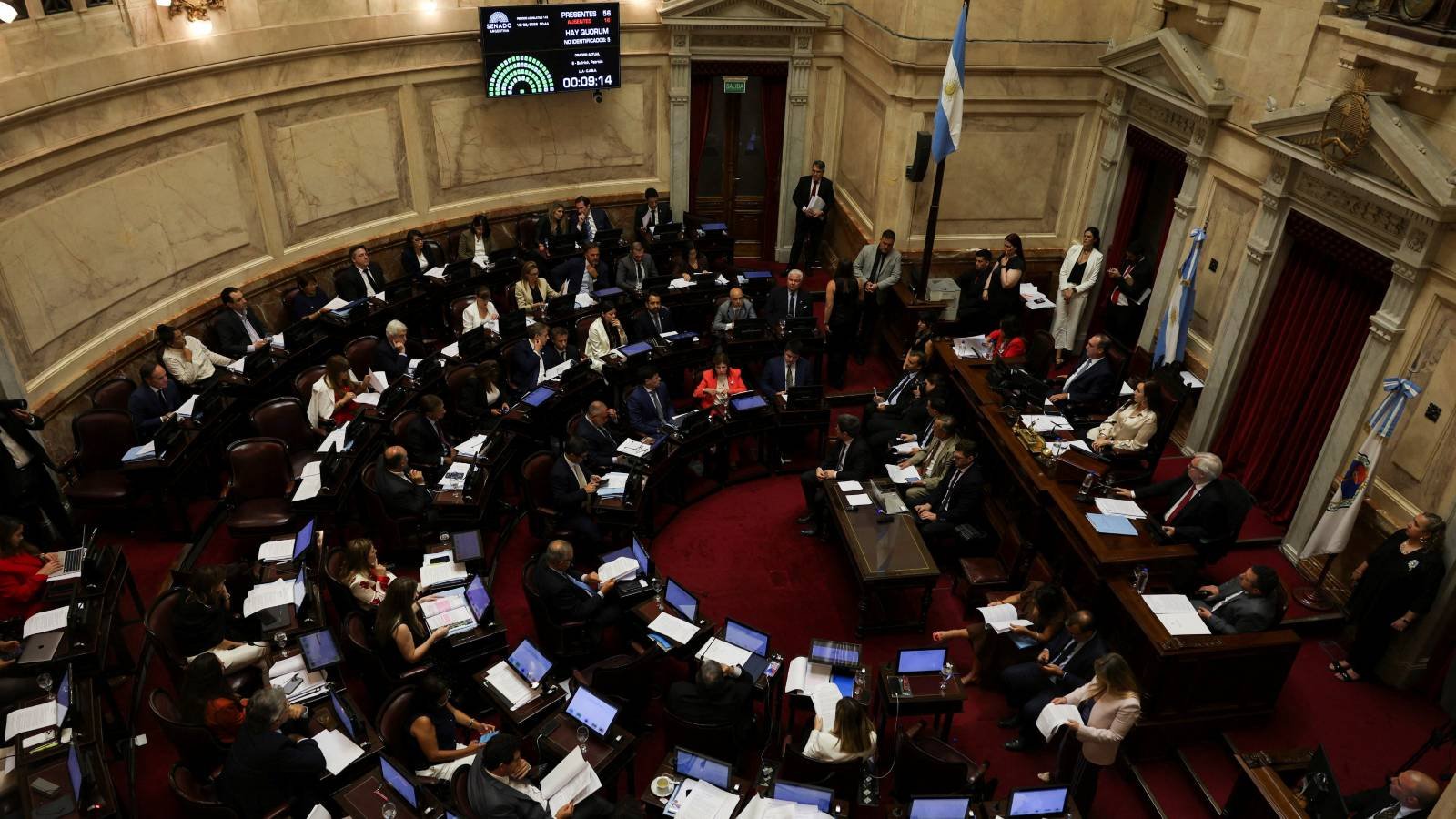 Membros do Senado argentino discutem as reformas trabalhistas propostas pelo governo do presidente Javier Milei em Buenos Aires, Argentina, em 12 de fevereiro de 2026
