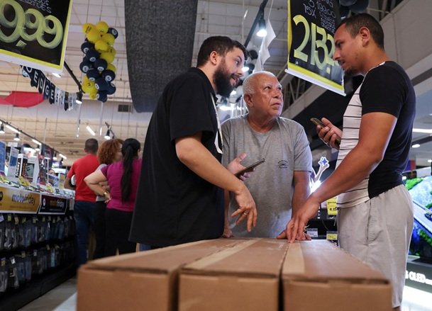 Confiança do consumidor cai a nível mais baixo em 6 meses, mostra FGV