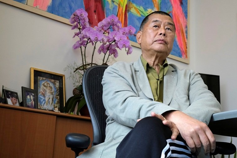 Quem é o empresário Jimmy Lai, condenado a 20 anos de prisão em Hong Kong por ‘conspiração’