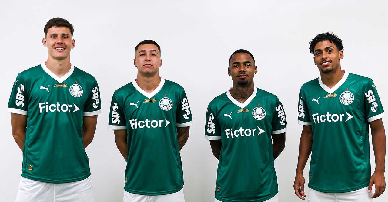 Jogadores do Palmeiras posam com camiseta do time após patrocínio do Grupo Fictor ser divulgado