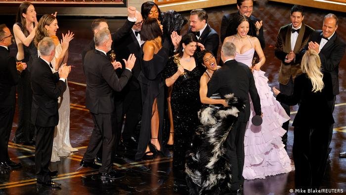 Warner se destaca como maior vencedora do Oscar 2026 enquanto negocia acordo para ser vendida