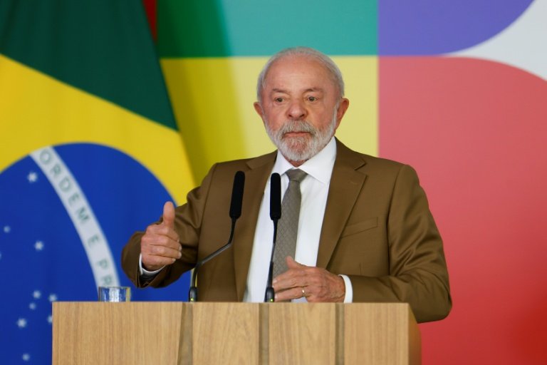 O presidente Luiz Inácio Lula da Silva fala à imprensa durante coletiva para anunciar medidas com vistas a mitigar o impacto da alta nos preços do petróleo no Palácio do Planalto, em Brasília, em 12 de março de 2026